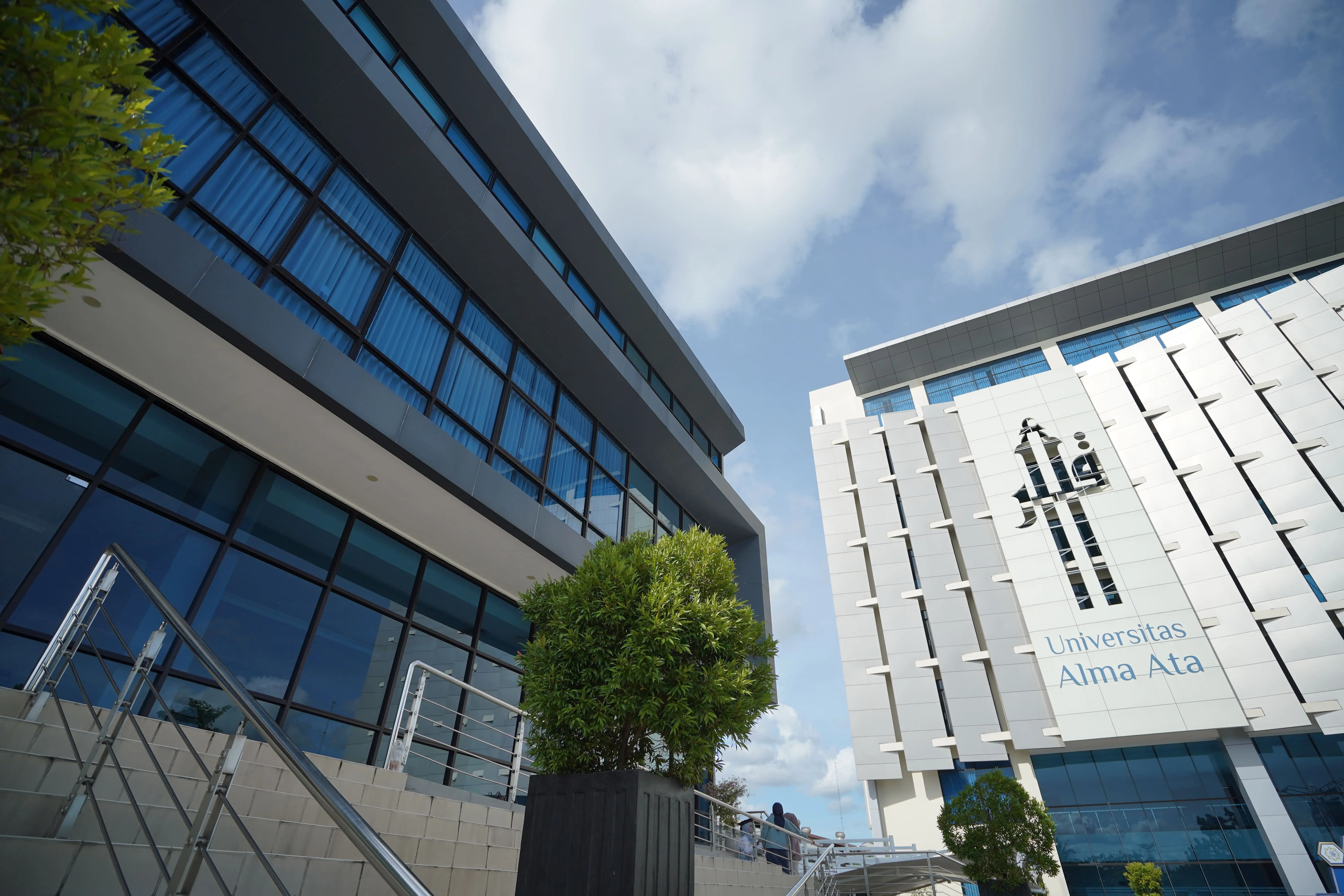 Gedung Utama Universitas Alma Ata